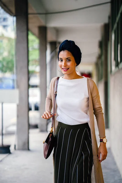 Retrato Una Joven Musulmana Islam Con Turbante Pañuelo Cabeza Hiyab — Foto de Stock