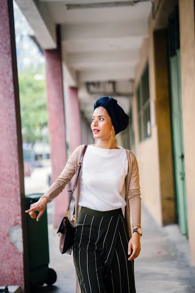Porträtt Ung Muslimsk Kvinna Islam Som Bär Turban Huvudduk Hijab — Stockfoto