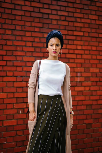 Egy Elegáns Muszlim Fashionista Influencer Blogger Portréja Egy Elegáns Szép — Stock Fotó