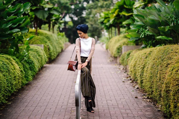 Retrato Una Joven Musulmana Caminando Por Sendero Parque Ciudad Lleva —  Fotos de Stock