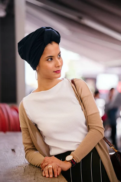 Retrato Una Mujer Musulmana Moda Elegante Hermosa Turbante Hiyab Ella — Foto de Stock