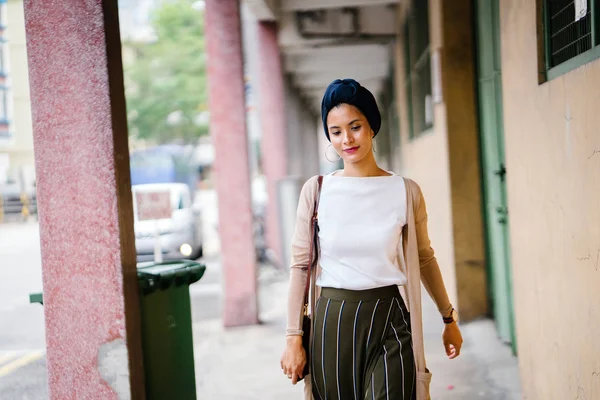 Retrato Uma Jovem Muçulmana Islã Vestindo Turbante Lenço Cabeça Hijab — Fotografia de Stock