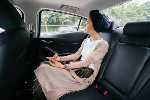 専用リムジンで若い 魅力的なイスラム教徒の女性の肖像画 彼女はターバンを着ているし 後部座席に身を包んだスマートが控えめな — ストック写真