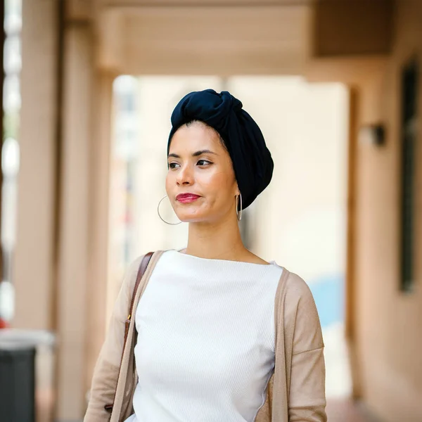 Retrato Uma Jovem Muçulmana Islã Vestindo Turbante Lenço Cabeça Hijab — Fotografia de Stock