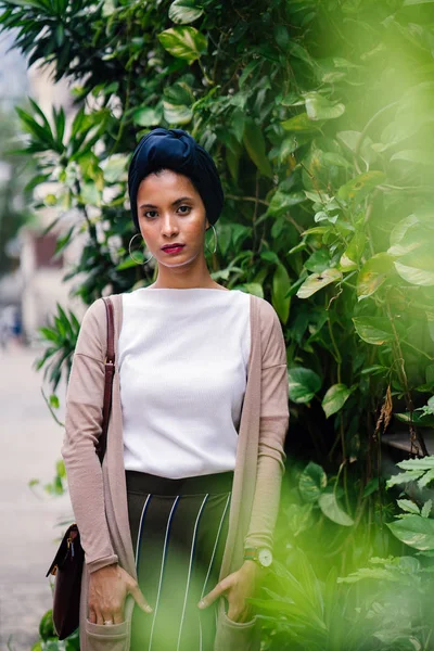 Retrato Cabeça Tiro Uma Mulher Muçulmana Bonita Jovem Elegante Chicote — Fotografia de Stock