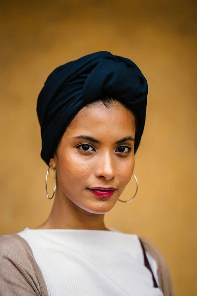 Retrato Una Joven Musulmana Islam Con Turbante Pañuelo Cabeza Hiyab — Foto de Stock