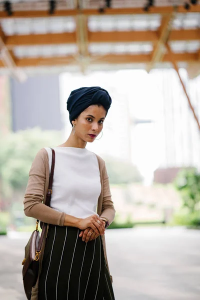 Retrato Una Joven Musulmana Islam Con Turbante Pañuelo Cabeza Hiyab —  Fotos de Stock