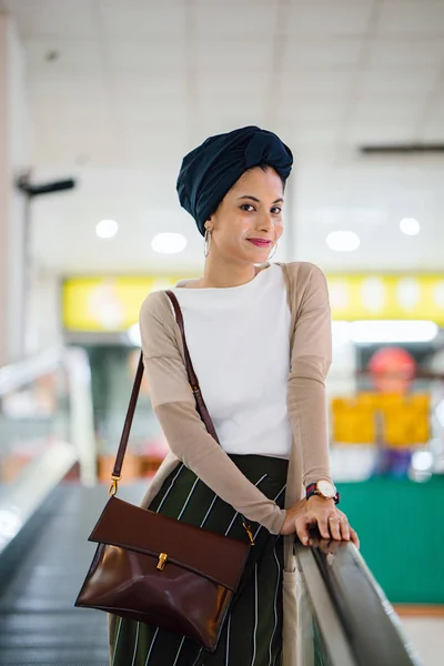 Portrett Ung Muslimsk Kvinne Islam Med Turban Hodeplagg Hijab Hun – stockfoto