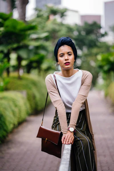 Retrato Una Joven Musulmana Caminando Por Sendero Parque Ciudad Lleva — Foto de Stock