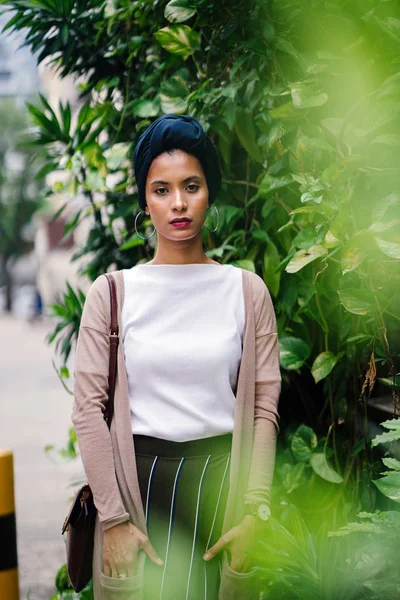 Retrato Cabeza Una Hermosa Joven Elegante Mujer Musulmana Con Elegante — Foto de Stock