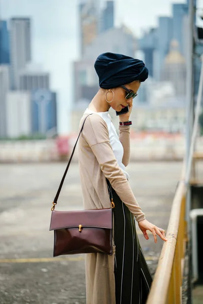 Retrato Una Joven Musulmana Árabe Malaya Asiática Usando Turbante Hiyab —  Fotos de Stock