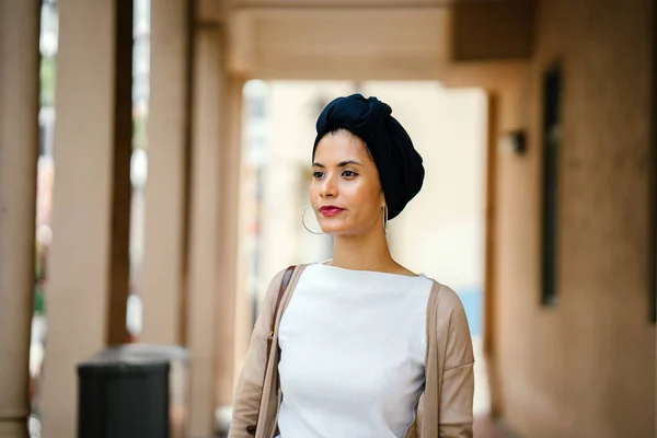 Porträt Einer Jungen Muslimischen Frau Islam Mit Turban Kopftuch Hijab — Stockfoto