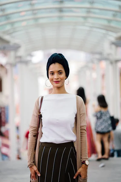 Retrato Una Joven Musulmana Islam Con Turbante Pañuelo Cabeza Hiyab —  Fotos de Stock