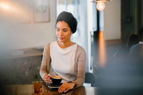 Unga Attraktiva Muslimsk Kvinna Arabisk Malajiska Asiatisk Med Kaffe Café — Stockfoto