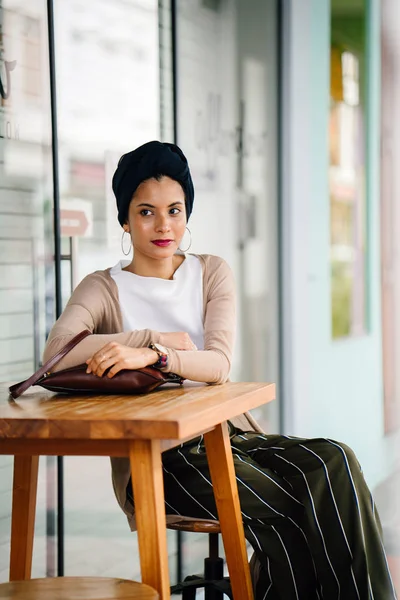 Retrato Uma Jovem Muçulmana Islã Vestindo Turbante Lenço Cabeça Hijab — Fotografia de Stock