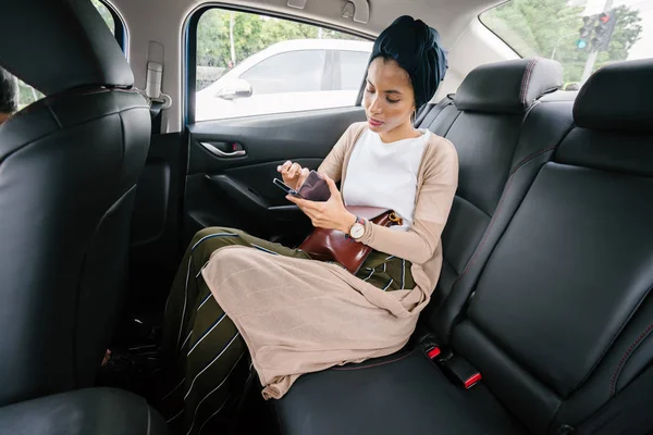 Retrato Una Joven Atractiva Mujer Musulmana Con Teléfono Una Limusina — Foto de Stock