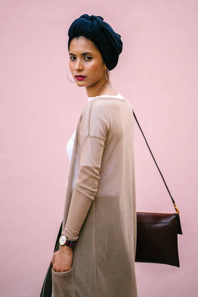 Portrait Beautiful Young Muslim Woman Wearing Hijab Studio She Elegantly — Stock Photo, Image
