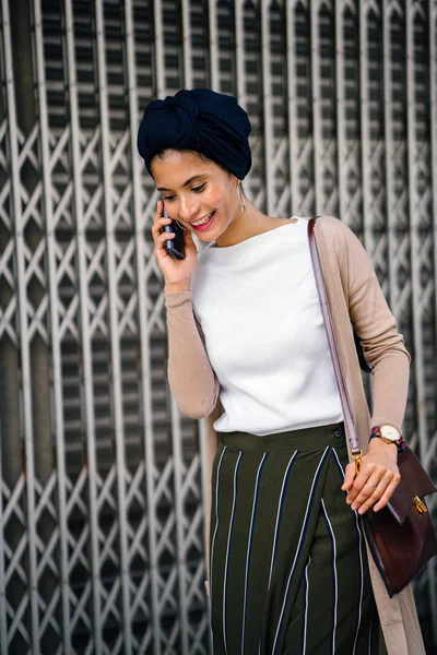 Porträtt Smart Klädd Muslim Asiatisk Malajiska Arabiskt Kvinna Som Bär — Stockfoto