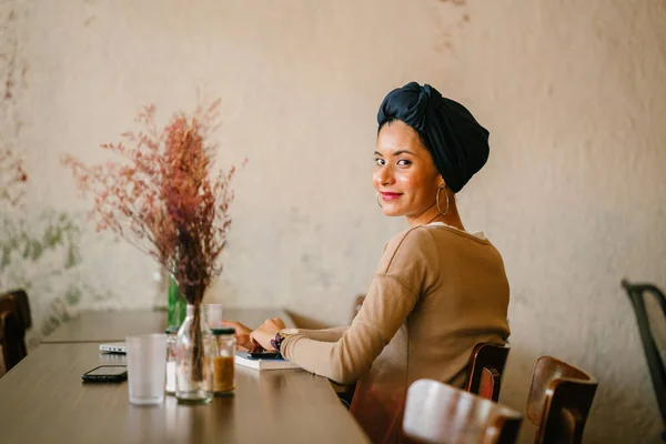 Porträt Einer Jungen Muslimischen Frau Sie Ist Asiatischer Herkunft Arabisch — Stockfoto