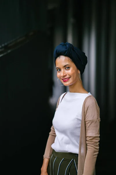 Портрет Молодой Привлекательной Мусульманки Носящей Тюрбан Хиджаб Головной Шарф Темном — стоковое фото