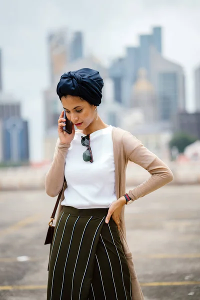 Porträtt Ung Muslimsk Kvinna Arabisk Malajiska Asiatisk Bär Turban Hijab — Stockfoto