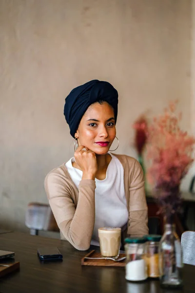 有吸引力的穆斯林妇女 阿拉伯人 马来语 亚洲人 在咖啡馆的电话在白天 她戴着头巾 Hijabi 穿着优雅的泥土色调 — 图库照片