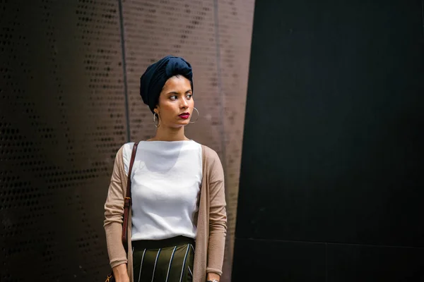 Retrato Uma Mulher Muçulmana Vestindo Turbante Hijab Lenço Cabeça Contra — Fotografia de Stock