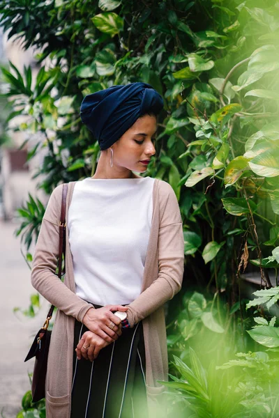 Retrato Cabeça Tiro Uma Mulher Muçulmana Bonita Jovem Elegante Chicote — Fotografia de Stock