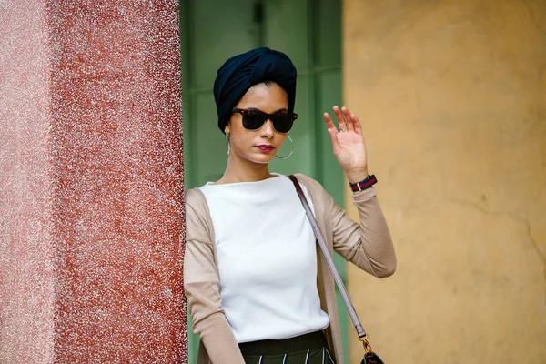 Retrato Una Joven Musulmana Islam Gafas Sol Con Turbante Pañuelo —  Fotos de Stock