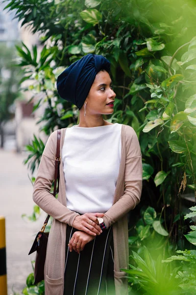 Porträtt Huvud Skott Vacker Ung Elegant Muslimsk Kvinna Snygg Blå — Stockfoto