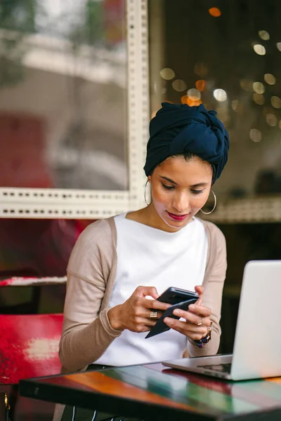一个年轻的 有吸引力的穆斯林妇女 阿拉伯 企业家或有智能手机的商人肖像 她穿着巧妙 戴着头巾 — 图库照片