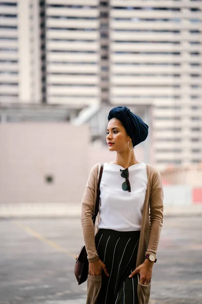 Retrato Uma Jovem Muçulmana Islã Vestindo Turbante Lenço Cabeça Hijab — Fotografia de Stock