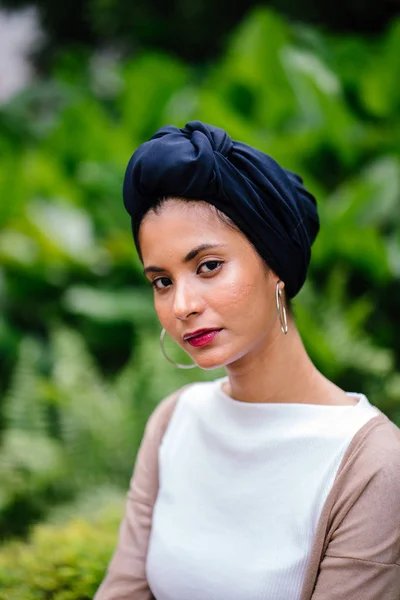 一个年轻的穆斯林妇女的肖像走在城市公园的道路上 她戴着头巾 个子高 妇女是马来人 亚洲或沙特血统 — 图库照片