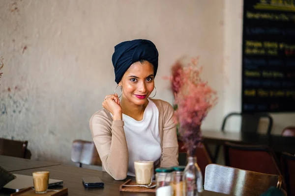 Giovane Attraente Donna Musulmana Araba Malese Asiatica Con Telefono Caffè — Foto Stock