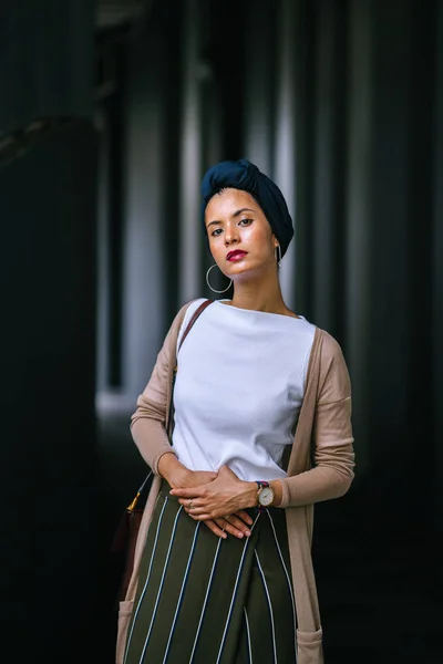 Retrato Uma Jovem Atraente Mulher Muçulmana Vestindo Turbante Hijab Lenço — Fotografia de Stock