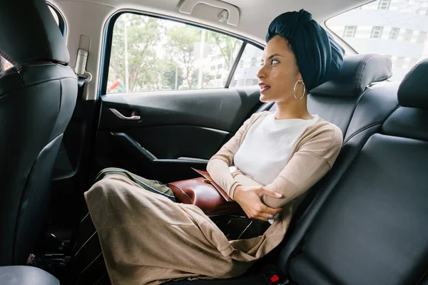 専用リムジンで若い 魅力的なイスラム教徒の女性の肖像画 彼女はターバンを着ているし 後部座席に身を包んだスマートが控えめな — ストック写真