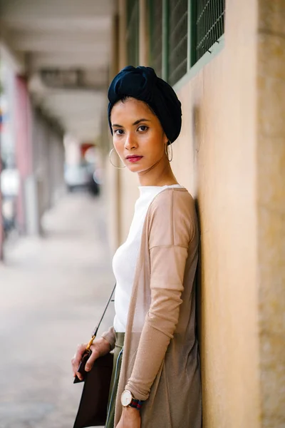 Porträt Einer Jungen Muslimischen Frau Islam Mit Turban Kopftuch Hijab — Stockfoto