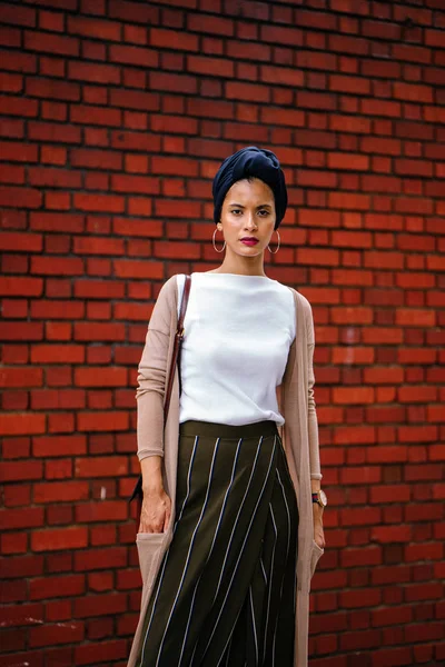Porträt Einer Stilvollen Muslimischen Fashionista Influencer Bloggerin Sie Ist Elegant — Stockfoto