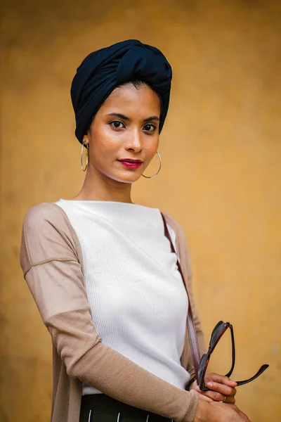Retrato Uma Jovem Muçulmana Islã Vestindo Turbante Lenço Cabeça Hijab — Fotografia de Stock
