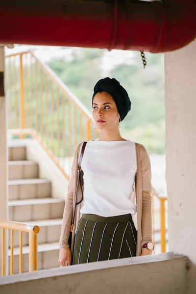 Retrato Uma Jovem Muçulmana Islã Vestindo Turbante Lenço Cabeça Hijab — Fotografia de Stock