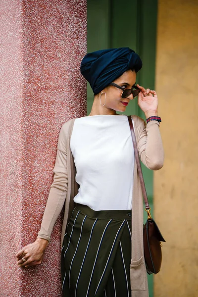 Porträtt Ung Muslimsk Kvinna Islam Solglasögon Bär Turban Huvudduk Hijab — Stockfoto