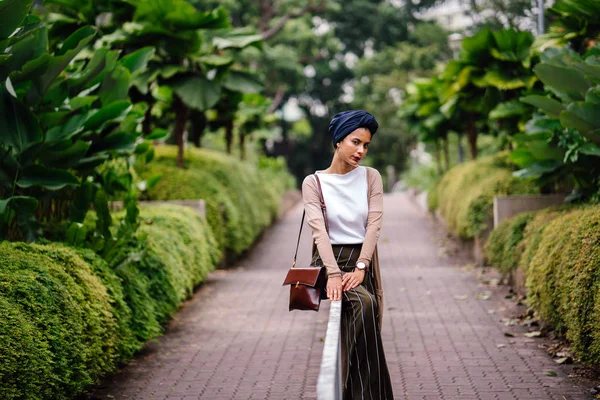 도시에서 회교도 여자의 초상화 그녀는 Hijab 우아하고 말레이어 아시아 사우디 — 스톡 사진