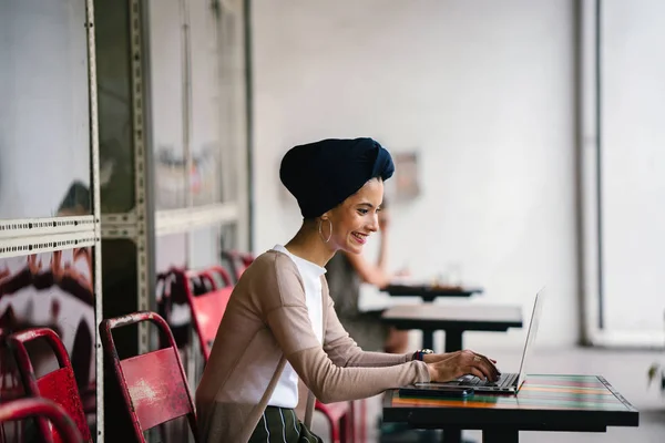 一个年轻的 有吸引力的穆斯林妇女 阿拉伯 企业家或女商人在她的笔记本电脑的肖像 她穿着巧妙 戴着头巾 — 图库照片