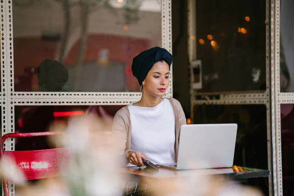 Retrato Una Joven Atractiva Mujer Musulmana Asiática Árabe Malaya Empresaria — Foto de Stock