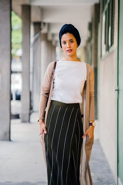 Retrato Una Joven Musulmana Islam Con Turbante Pañuelo Cabeza Hiyab —  Fotos de Stock