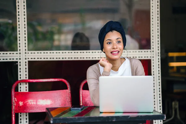 Porträt Einer Jungen Attraktiven Muslimischen Frau Asiatisch Arabisch Malaiisch Die — Stockfoto