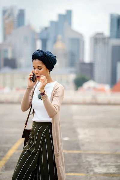 Portrett Ung Muslimsk Kvinne Arabisk Malayisk Asiatisk Med Turban Hijab – stockfoto