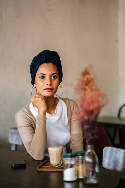 有吸引力的穆斯林妇女 阿拉伯人 马来语 亚洲人 在咖啡馆的电话在白天 她戴着头巾 Hijabi 穿着优雅的泥土色调 — 图库照片