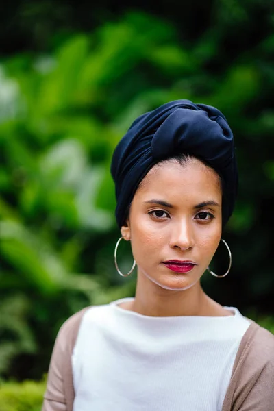Portrett Ung Muslimsk Kvinne Som Går Langs Sti Park Byen – stockfoto