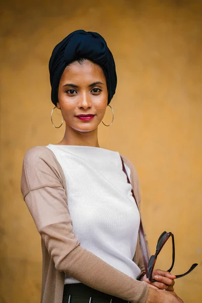 Ritratto Una Giovane Musulmana Islam Turbante Velo Hijab Lei Elegante — Foto Stock